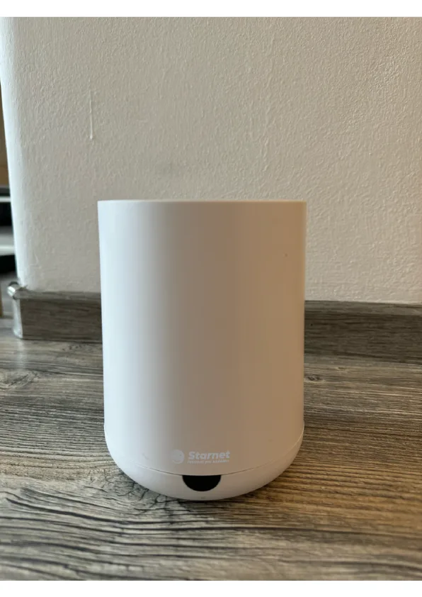 Wi-Fi router Starnet AX1500 s polepem se smajlíkem značky.