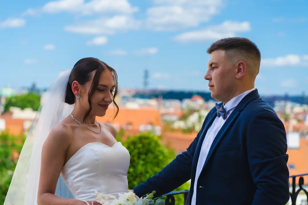 Novomanželé během svatebního dne v exteriéru.